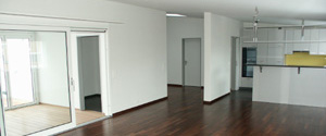 Wohnraum mit grossen Fenstern