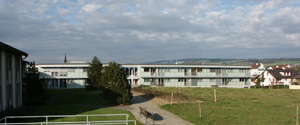 Pflegeheim Rosenhügel mit Kirchturm im Hintergrund